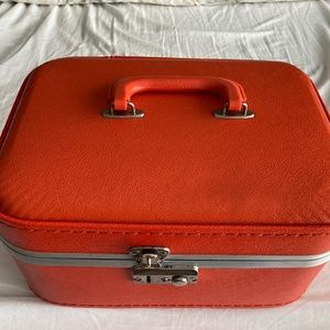 VINTAGE RETRO AIRPORT & TRAIN CASE